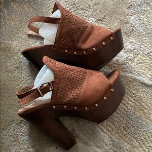 REPORT DISCO open-toe brown suede mesh fabric upper w/ strap gold studs 5” heels